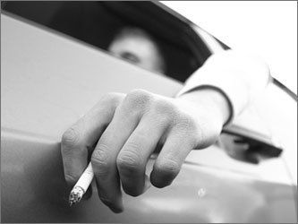 СМИ: Госдуму просят ввести запрет на курение за рулем