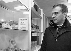 Медведев предложил продавать спиртосодержащие лекарства по рецептам. И ограничить тару