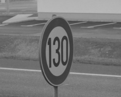 МВД поднимет скорость на дорогах до 130 км в час. Знаки меняют фон