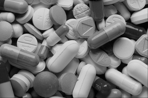 СМИ: Правительство ограничило госзакупки иностранных лекарств