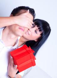 Более 60% граждан любят получать в подарок от супругов сюрпризы