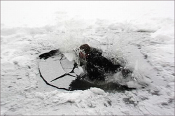 Пенсионер на квадроцикле провалился под лед и утонул