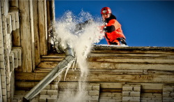 Жилинспекторы проверяют очистку крыш и дворов в Саратове