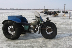 Рыбак на мотоцикле провалился под лед