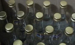 Из гаража украли 55 бутылок водки, из магазина - 2 бутылки виски
