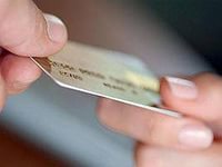 Менеджер украла деньги с потерянной в магазине банковской карты
