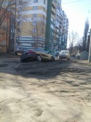 На Ленинградской машина провалилась в яму