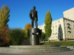 Времена. В Саратове открыли памятник Гагарину, запатентована вискоза