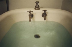 Женщина забыла грудного ребенка в ванне с водой