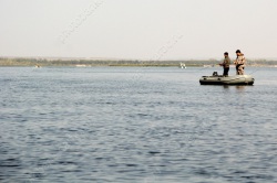 Спасателям пришлось снимать двух рыбаков с острова