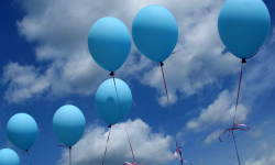 На проспекте Кирова в небо выпустили синие шары