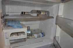 В холодильнике для лекарств поликлиники нашли бутылку спиртного