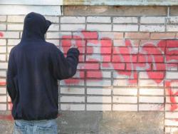 Подростки исписали стену гимназии угрозами 