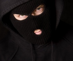 Грабитель в маске похитил из машины сумку с деньгами