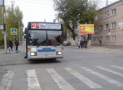 Автобус задел зеркалом стоящего у светофора пешехода