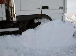 Снегопад продолжает блокировать трассу Сызрань-Саратов