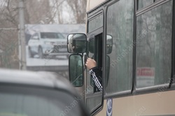 13 водителей автобусов поймали говорящими по телефону за рулем