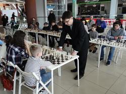 Юные шахматисты сыграли с гроссмейстером, биатлонист возвращается в Кубок мира