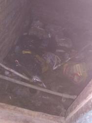 Подвал дома заполнен фекалиями и мусором