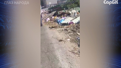 У дома мешками сваливают строительный мусор. Видео