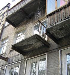 Из-за обрушения перил балкона погибла женщина