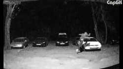 Двое молодых людей ночью прыгают по машинам. Видео