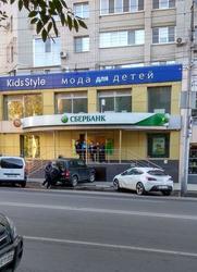 Внедорожник без водителя врезался в крыльцо банка на Чапаева