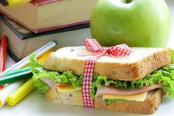 Школьникам хотят запретить приносить бутерброды из дома