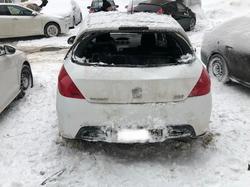 Упавший с крыши лед разбил стекло автомобиля