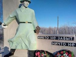 У фигуры солдата памятника погибшим в ВОВ отломлена рука