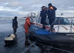 Спасатели доставили двух рыбаков с острова