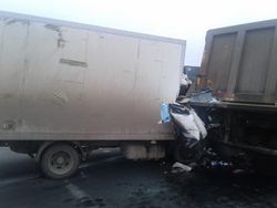 Пассажир фургона погиб в столкновении с большегрузом на трассе