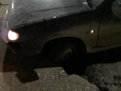 В центре города автомобиль провалился в дорожную яму