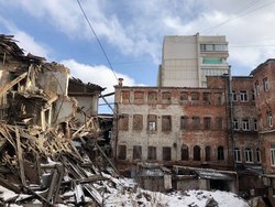 Разрушающееся здание гостиницы "Россия" огородят забором