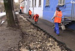Жители Международной недовольны сужением тротуара при ремонте