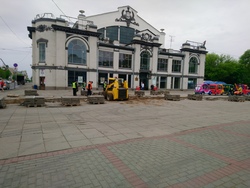 На площади Кирова начали менять трубы