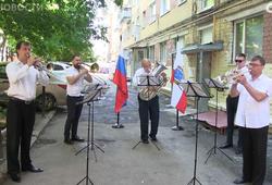 Саратовские артисты спели гимн России во дворах без зрителей
