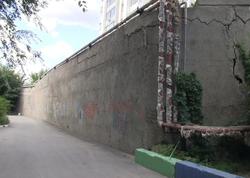В Заводском районе жители опасаются обрушения подпорной стены