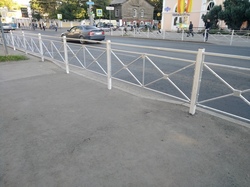 Бульвар на Астраханской перекрыли забором, горожане недовольны