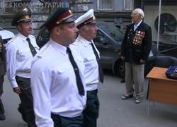 Для саратовского ветерана устроили парад во дворе