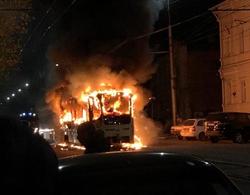 При загорании трамвая были повреждены 3 автомобиля