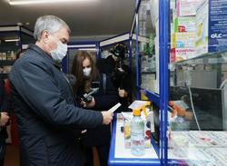 Володин проверил наличие лекарств от COVID-19 в аптеке в Поливановке