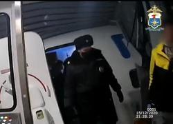Курившего на борту пассажира в аэропорту встретила полиция