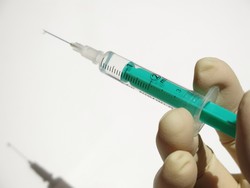 Мошенники в халатах предлагают горожанам "вакцинацию от COVID-19"