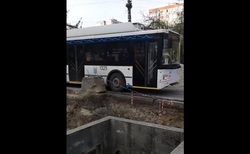 Водители троллейбусов опасаются ездить по краю разрытой траншеи