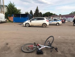 Юная велосипедистка врезалась в машину