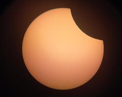 Астроном запечатлел частное солнечное затмение в Саратове