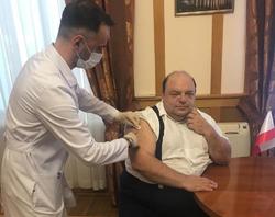 Министр здравоохранения области привился от коронавируса