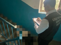 Жильцы дома обнаружили на лестнице тело женщины