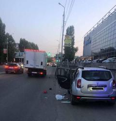 Пожилой водитель "ВАЗа" сбил пешехода и врезался в припаркованный "Рено"